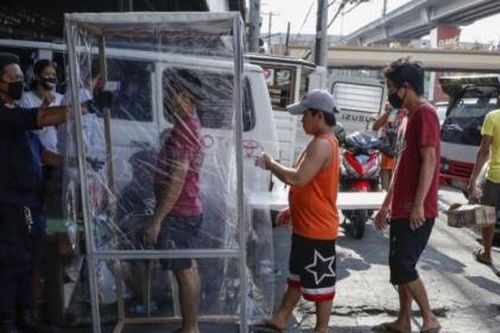 Philippines: Người đàn ông tấn công lực lượng chống dịch bị bắn chết