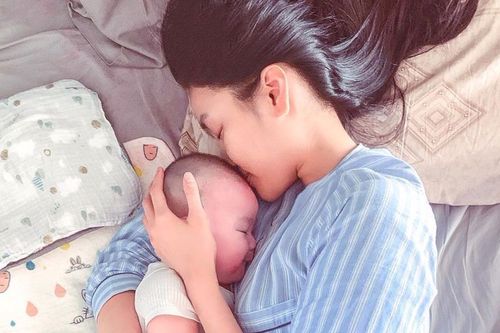 Siêu mẫu Lan Khuê lần đầu khoe cận cảnh mặt quý tử