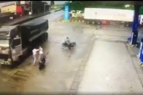 Suýt gây tại nạn vì đi ngược chiều vào cây xăng còn hùng hổ đánh người