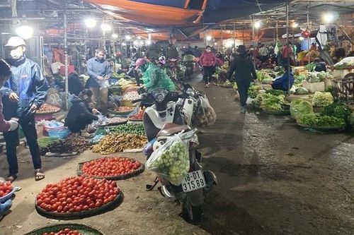 Liên ngành kiểm tra đột xuất chợ đầu mối lúc sáng sớm