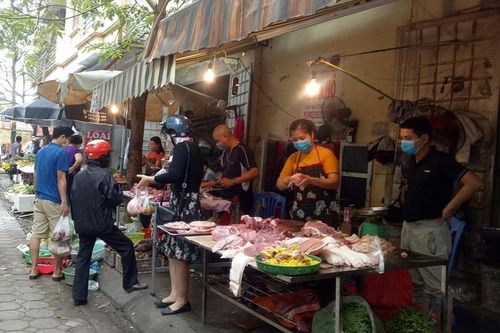 Cách ly xã hội: Chợ giảm giá rau thịt, siêu thị vẫn ở mức cao