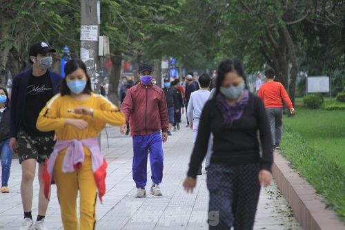 Nườm nượp đi bộ, tập thể dục ở Đền Lừ dù có 'lệnh' hạn chế ra đường