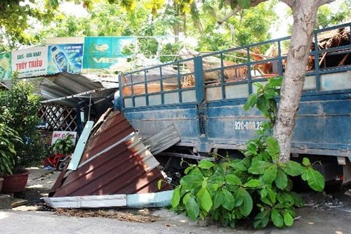 Xe tải tông ô tô con rồi đâm sập quán nước ven đường ở Quảng Nam