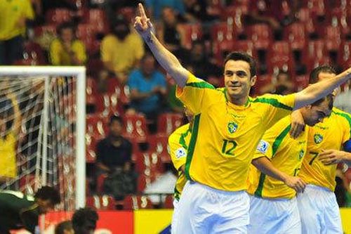 Mãn nhãn với đôi chân ma thuật của ông vua futsal Falcao