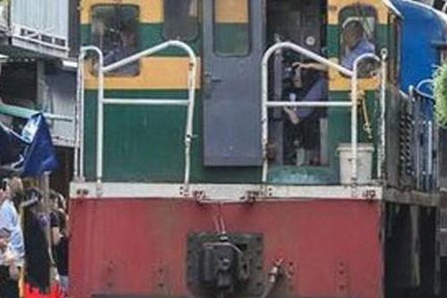 Chụp ảnh sát đoàn tàu đang chạy, 2 nữ sinh bị hút vào đường ray tử vong tại chỗ