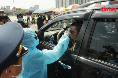 Cận cảnh các trạm kiểm soát y tế ở cửa ngõ ra vào TP Hồ Chí Minh