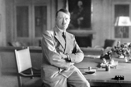 Lý do khiến trùm phát xít Hitler mất bộ ria mép trứ danh