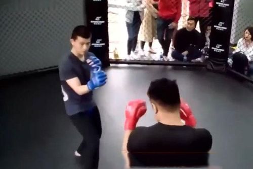 Ra đòn khiến đối thủ 'chào thua', cao thủ Vịnh Xuân Quyền được ví là 'Diệp Vấn tái sinh'