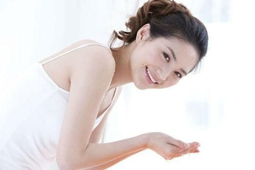 Chỉ cần chăm chỉ bôi thứ hỗn hợp rẻ tiền này lên người, da trắng hồng mịn màng như gái 18 mà không cần đi spa