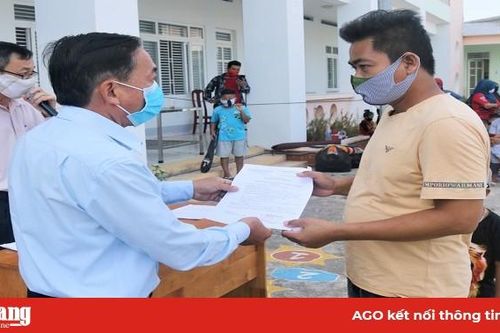 Châu Đốc trao giấy chứng nhận cho 108 công dân hoàn thành cách ly tập trung