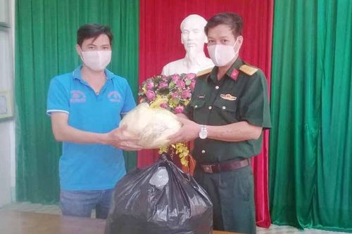Thành Đoàn Pleiku trao tặng 4.000 khẩu trang vải phòng-chống dịch Covid-19