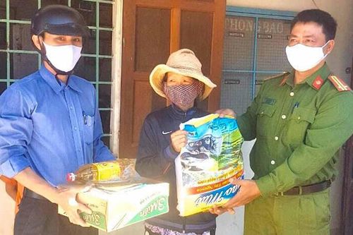 Hỗ trợ 39 phần quà cho người bán vé số trên địa bàn phường Phù Đổng
