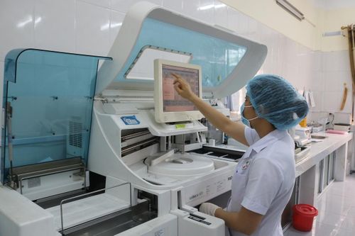 Những áo blu trắng cần mẫn với bệnh nhân