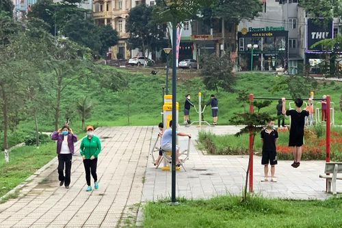 Việt Trì: Nhiều người dân vẫn vô tư ra đường tập thể dục