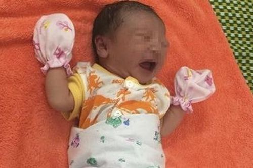 Sản phụ hạ sinh bé gái 2,9 kg trong khu cách ly