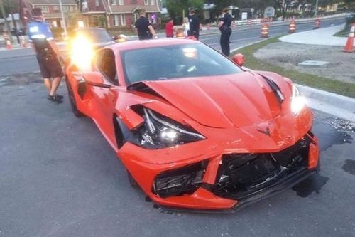 Xót xa siêu xe Chevrolet Corvette C8 mới mua đã gặp nạn toác đầu