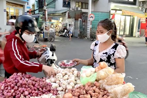 Phiên chợ ngày cách ly xã hội: Tiểu thương rầu rĩ vì doanh thu giảm 50%