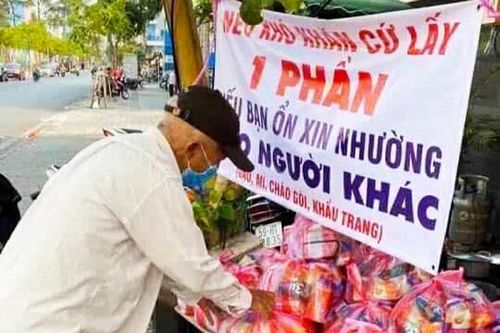 Hàng nghìn món quà ấm tình đến với người nghèo trong mùa dịch