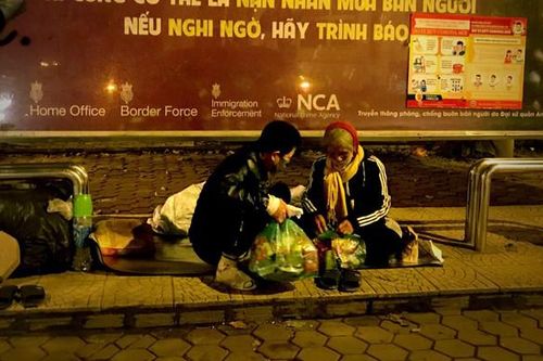 Ấm lòng những món quà nhỏ cho người vô gia cư Hà Nội