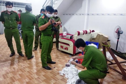 Truy tìm người thu gom khẩu trang y tế đã qua sử dụng ở Long An
