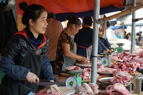 Vì sao lợn hơi xuống 70.000 đồng/kg, giá thịt bán ra vẫn cao?