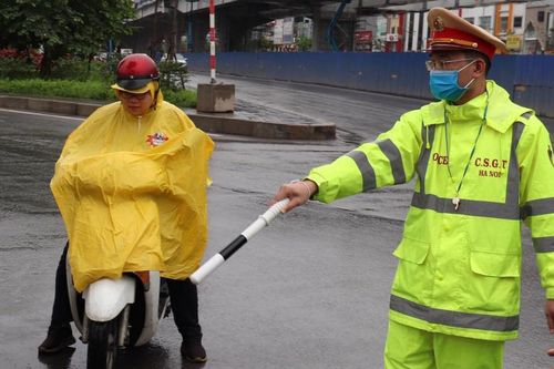 Phạt hơn 500 người không đeo khẩu trang, ra đường khi không cần thiết