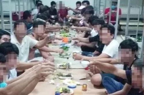 Nhóm người tụ tập ăn uống trong khu cách ly bị phạt 800.000 đồng