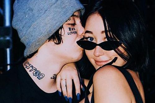 Nam rapper từng làm công nhân khiến em gái Miley Cyrus say mê