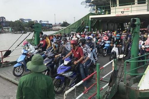 Nhiều phương tiện bị cấm qua phà Cát Lái