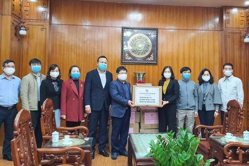 Phụ nữ huyện Sóc Sơn tự tay làm 200 mặt nạ chống giọt bắn tặng y, bác sĩ phòng chống dịch