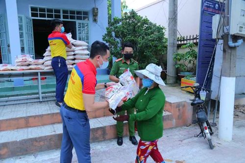 Tình người giữa dịch Covid-19