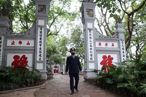 Hồ Gươm ngày dịch vẫn còn nhiều người bị nhắc nhở khi đi tập thể dục