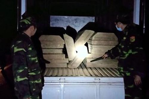 Bộ đội Biên phòng Thừa Thiên Huế bắt giữ xe tải vận chuyển 17 phách gỗ trái phép