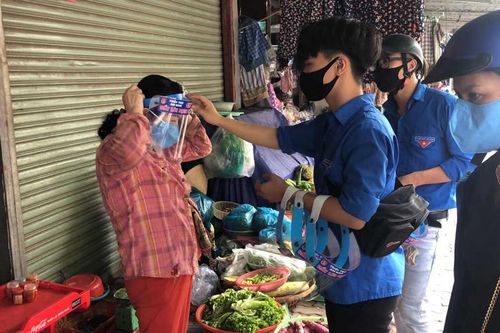 Áo xanh tình nguyện những ngày này