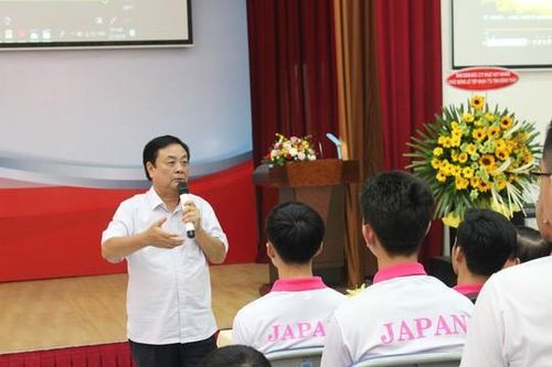 Bí thư Tỉnh ủy Đồng Tháp động viên du học sinh đang cách ly tại tỉnh