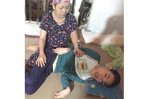 Ông bà đau yếu, nuôi cháu bệnh nặng