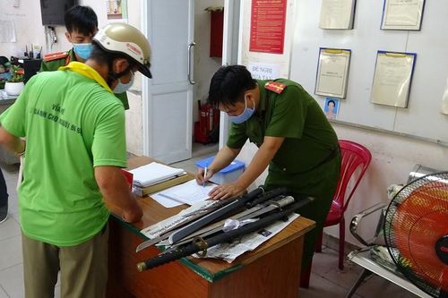 Người dân giao nộp vũ khí, được tặng 10kg gạo