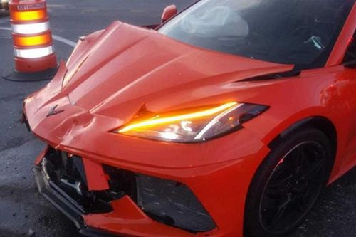 Siêu xe Chevrolet Corvette C8 mới 'nát đầu' sau 1 ngày lăn bánh