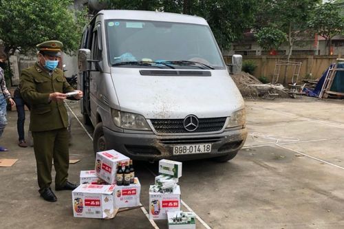Ngăn chặn kịp thời 140 tuýp kem bôi dưỡng da không có hóa đơn đang trên đường đi tiêu thụ