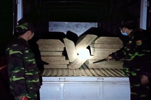 TT-Huế: Phát hiện xe tải vận chuyển 17 phách gỗ không rõ nguồn gốc