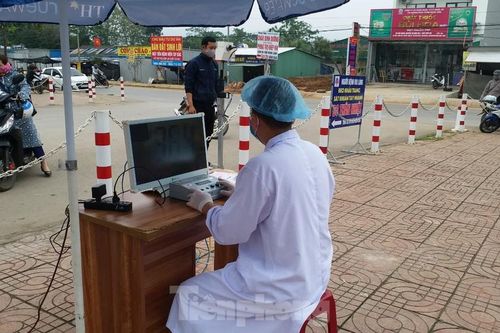 Bệnh viện miền núi Nghệ An 'sáng chế' máy đo thân nhiệt từ xa