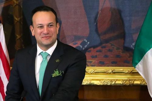 Thủ tướng Ireland đăng ký làm bác sĩ để tham gia chống dịch COVID-19