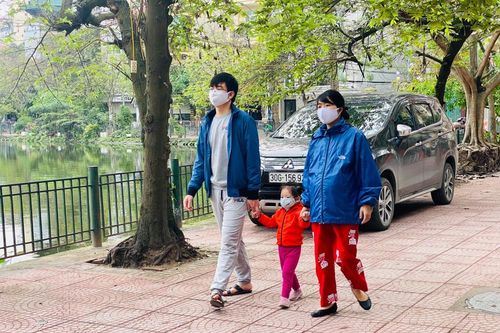Người dân Hà Nội vẫn đổ ra hồ tập thể thao trong lúc 'cách ly toàn xã hội'