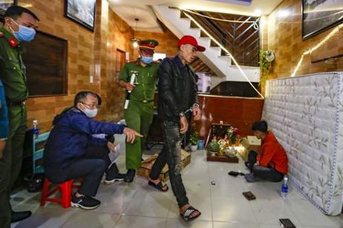 Bắt nhóm thanh niên thuê nhà sử dụng ma túy, tàng trữ 'kho' đao kiếm