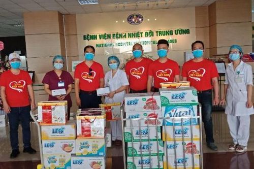 Vitasco 'tiếp sức' lực lượng phòng chống Covid tại Hà Nội hơn 2000 thùng nước
