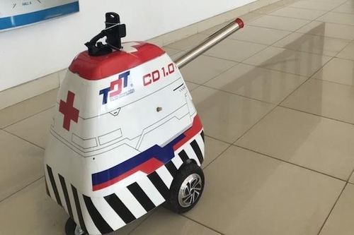 Trường ĐH lắp ráp robot khử khuẩn chống Covid-19