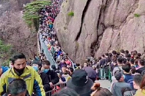 Vừa nới phong tỏa, hàng vạn người Trung Quốc kéo nhau đi tham quan
