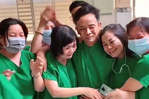 Nữ bác sĩ Bình Thuận khóc òa hạnh phúc khi bệnh nhân Covid-19 âm tính