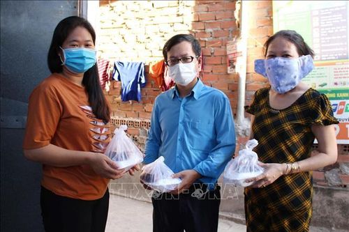 Những suất cơm nghĩa tình