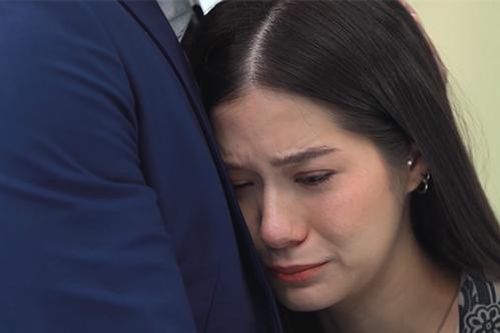 Đêm nào cũng thấy bóng đen lấp ló ngoài phòng khách, chồng trẻ mai phục bắt trộm nhưng ánh đèn vừa bật lên đã rơi nước mắt